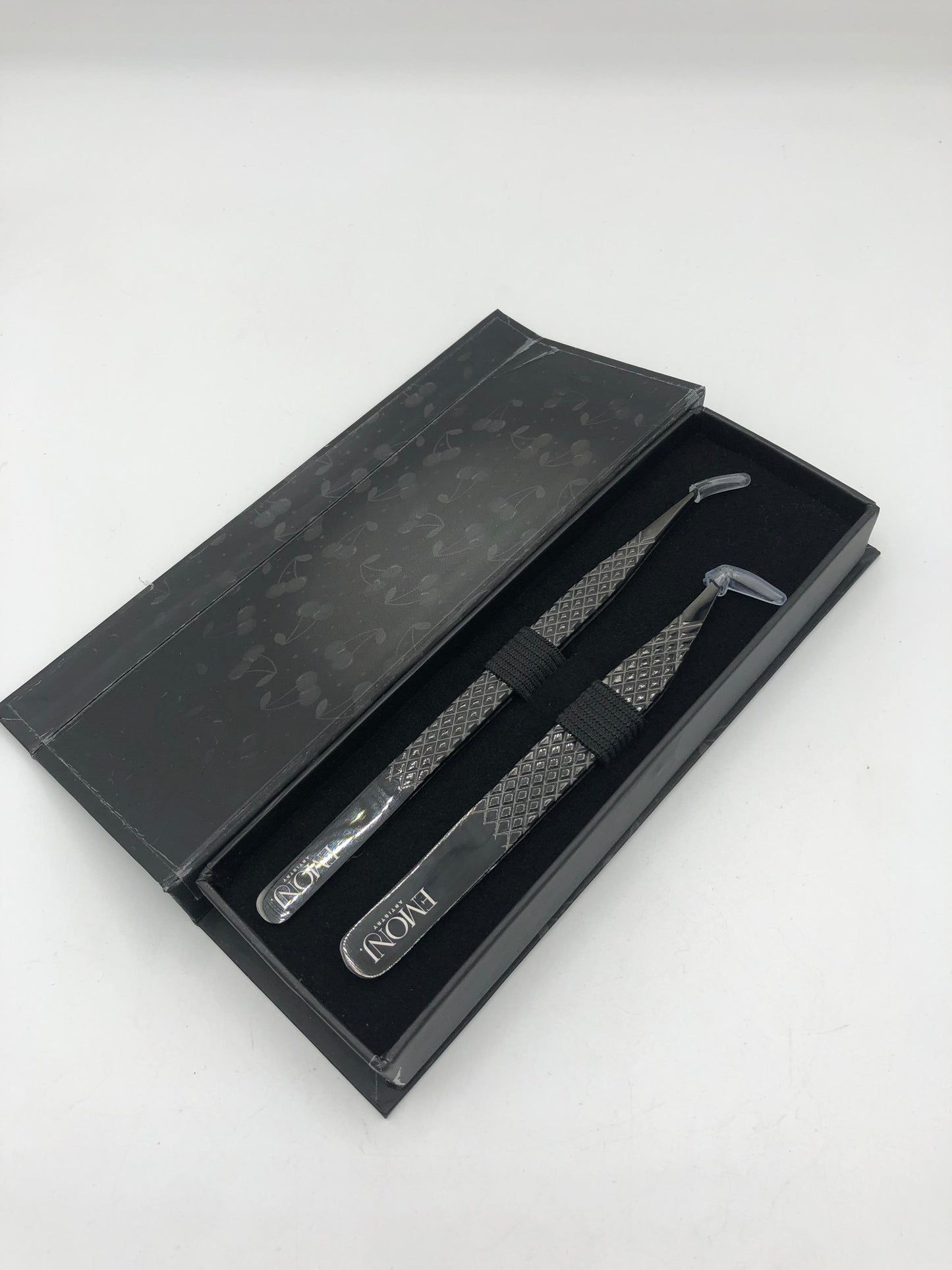 “Sweet Spot” lash tweezers