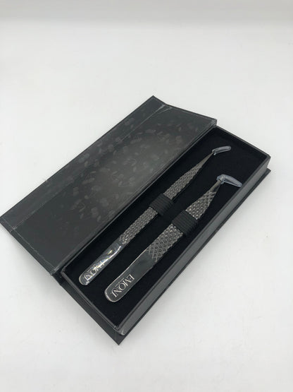 “Sweet Spot” lash tweezers